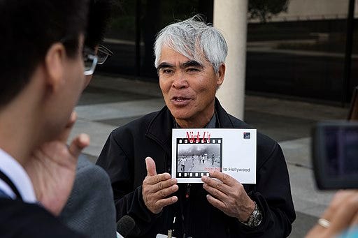Nick Ut speaks with the press, David Hume Kennerly , Public domain, via Wikimedia Commons